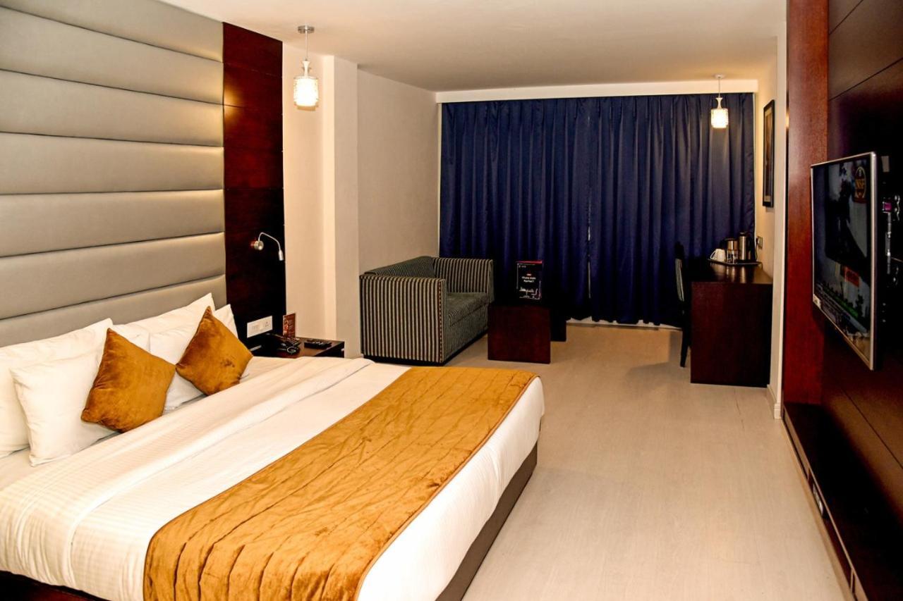Sunbeam Premium Hotel Zirakpur ภายนอก รูปภาพ