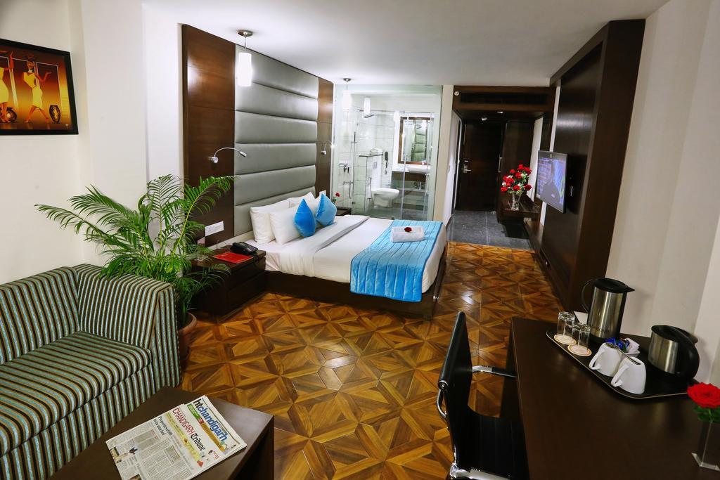 Sunbeam Premium Hotel Zirakpur ภายนอก รูปภาพ