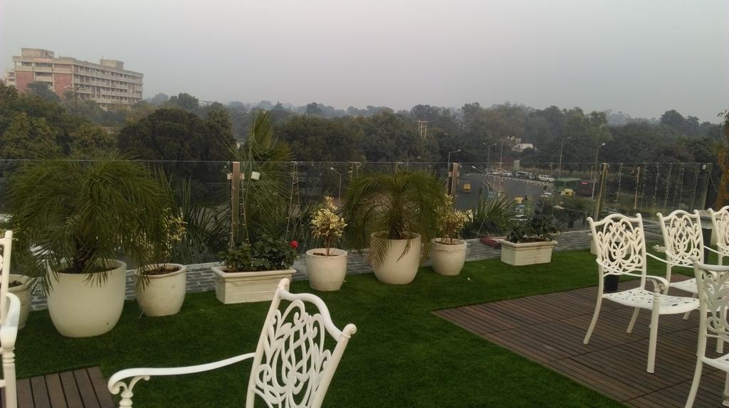 Sunbeam Premium Hotel Zirakpur ภายนอก รูปภาพ